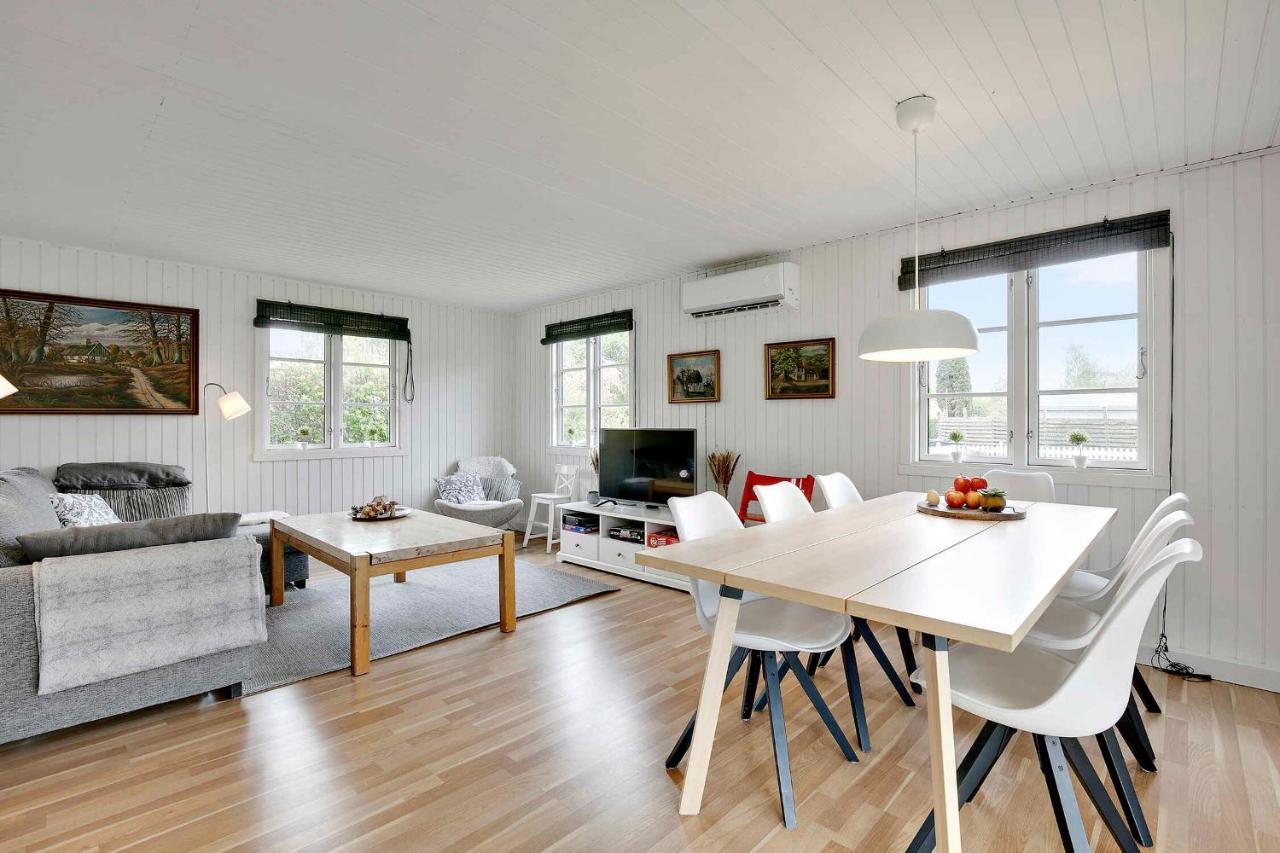 Nyistandsat Sommerhus Med Kaerlighed Og Sjael Kyndelose Exterior foto