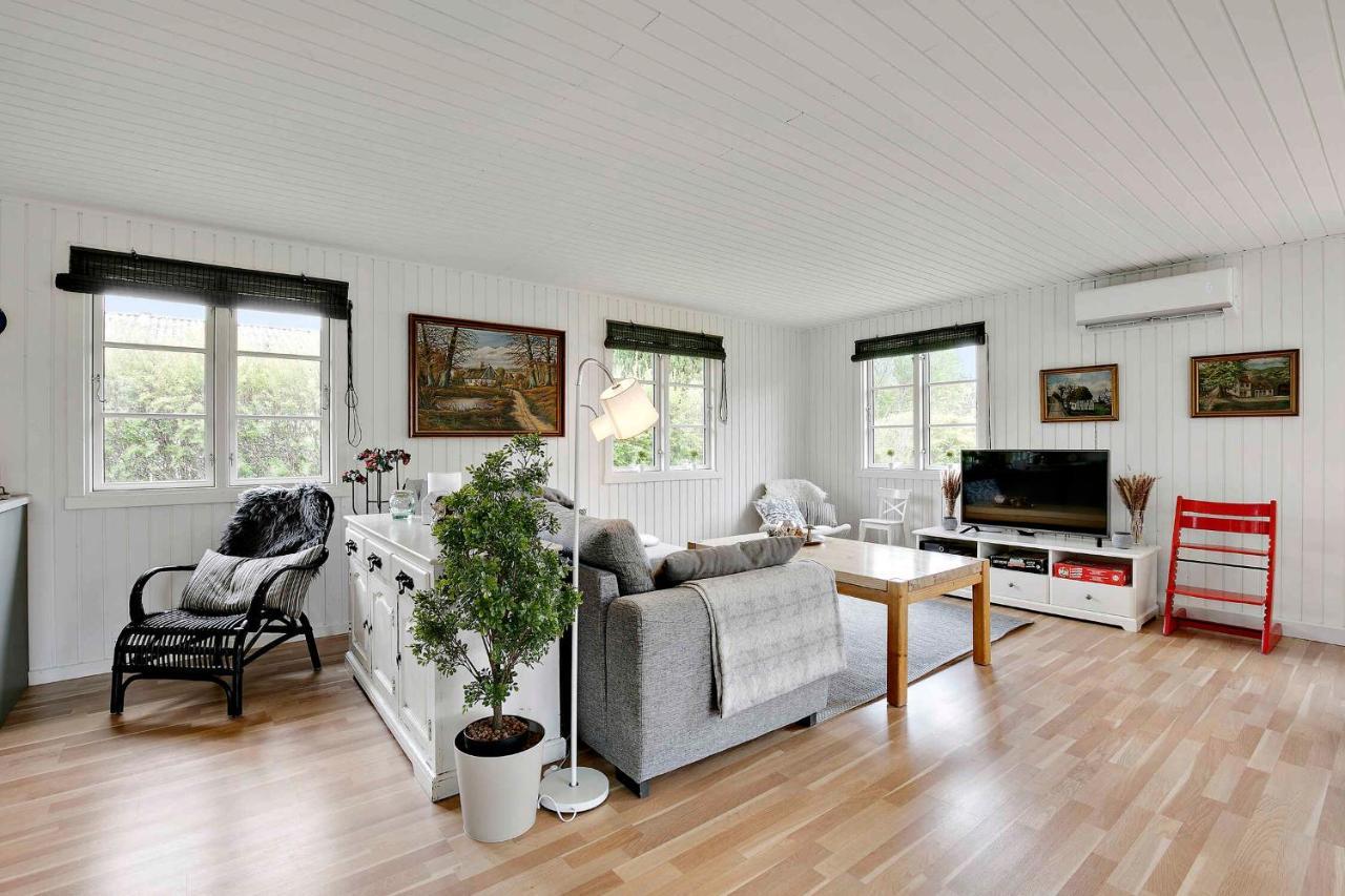 Nyistandsat Sommerhus Med Kaerlighed Og Sjael Kyndelose Exterior foto